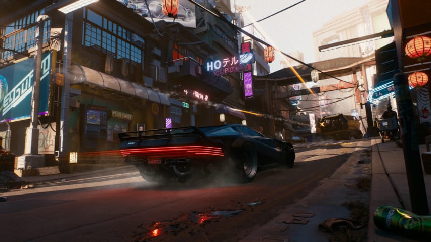 Cyberpunk 2077ko Night City kaleetan zehar zooma egiten duen auto bat
