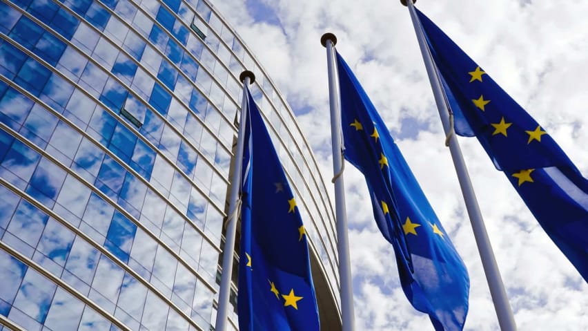 Kolm Euroopa lippu, mis tähistavad Euroopa Komisjoni