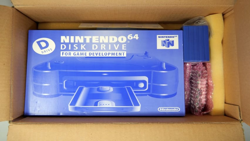 Комплектът за разработка на Nintendo 64DD Шейн Луис помогна за разопаковането.