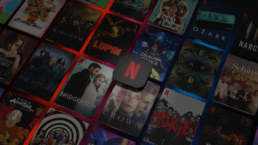 Il logo Netflix sullo sfondo dei contenuti dell'azienda