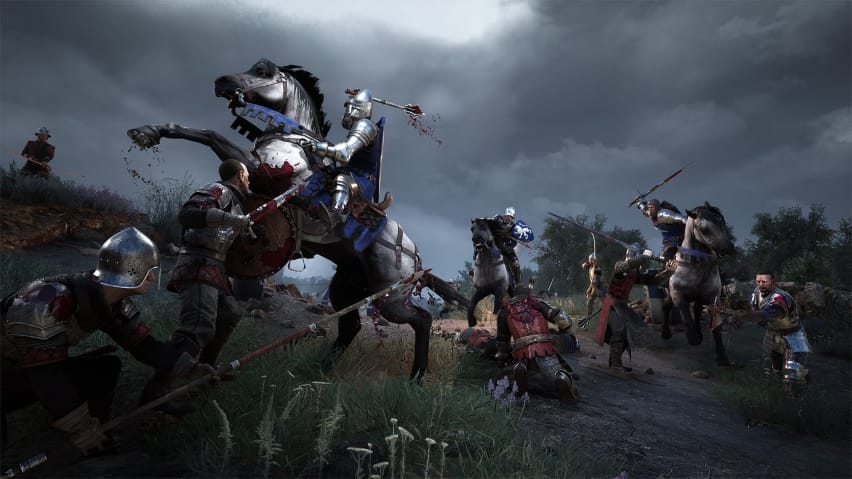 Captura de pantalla de Chivalry 2 con un hombre a caballo inspeccionando un campo de batalla
