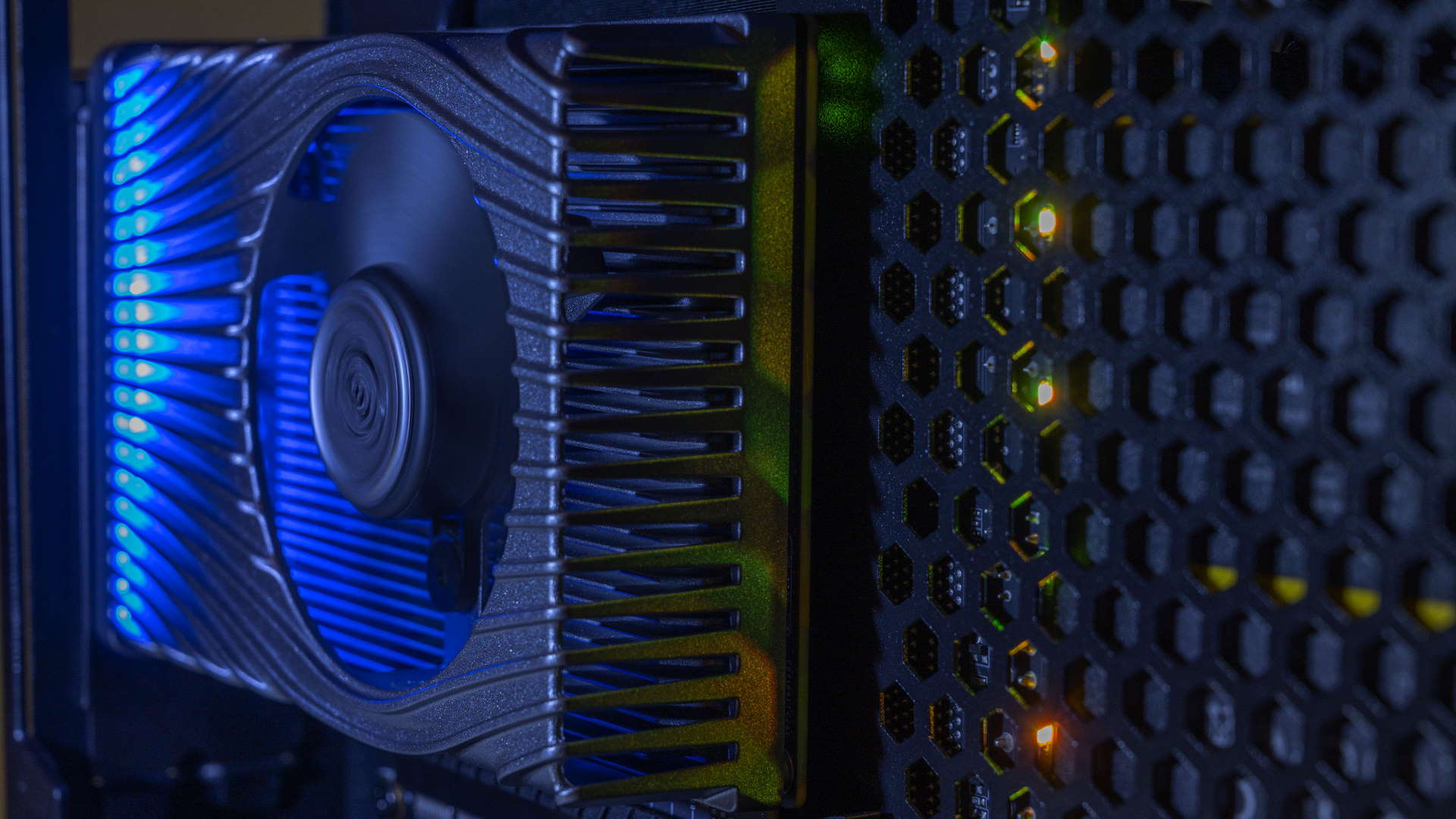 Intel нь AMD болон Nvidia-тай өрсөлдөхөд бэлэн байгаа Xe-HPG тоглоомын GPU доторх чипээ харуулж байна.