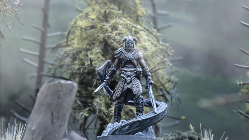 Unha figura do Dragonborn nun bosque como se ve en The Elder Scrolls: Call to Arms