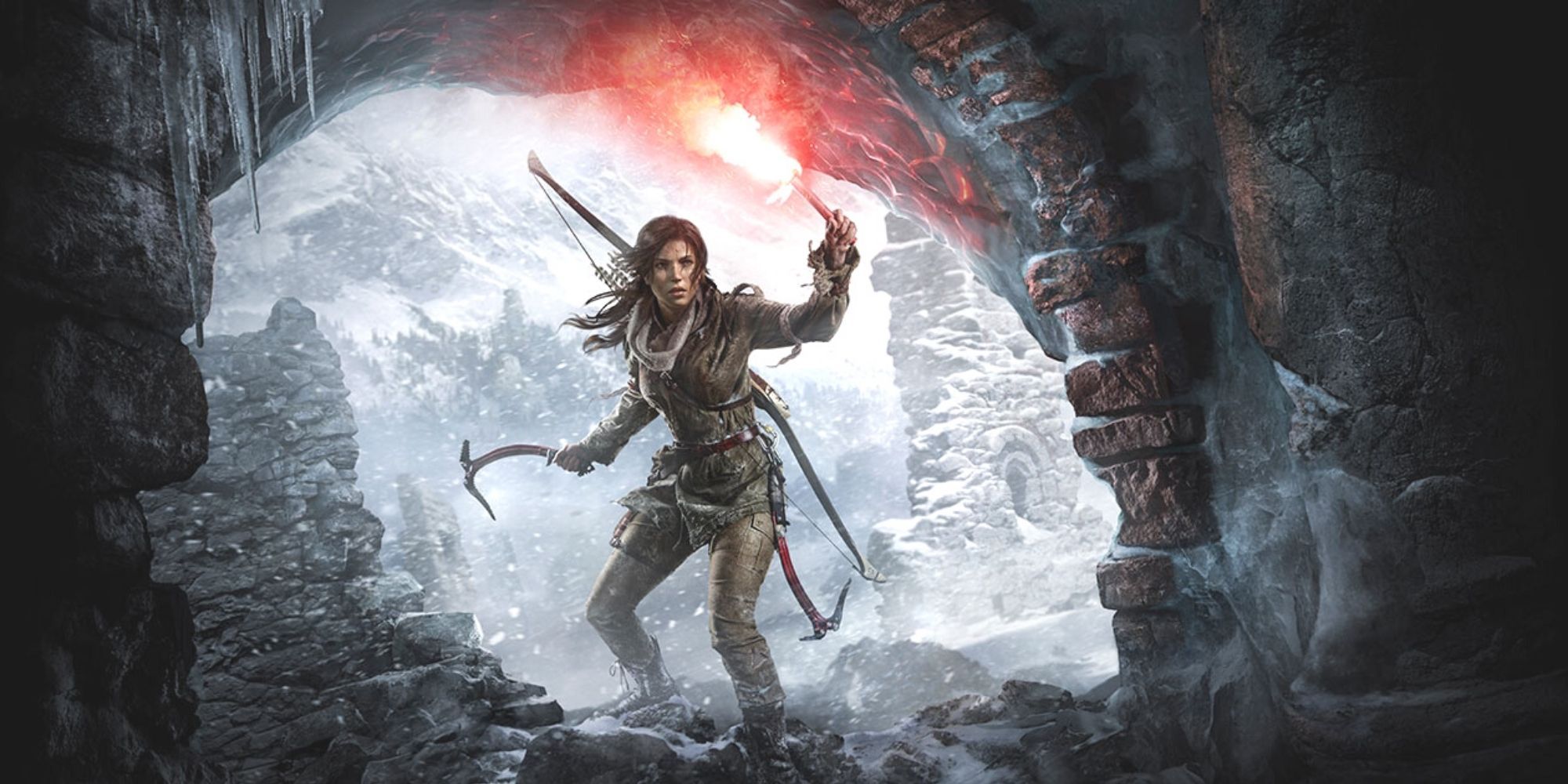 Rise Of The Tomb Raider Lara Croft betritt mit einer Fackel eine Höhle