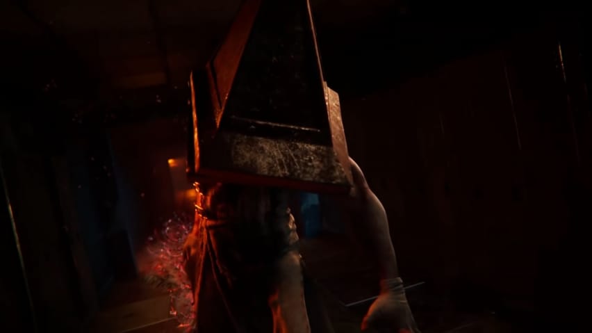Pyramid Head de Silent Hill dando bandazos a través de un pasillo oscuro