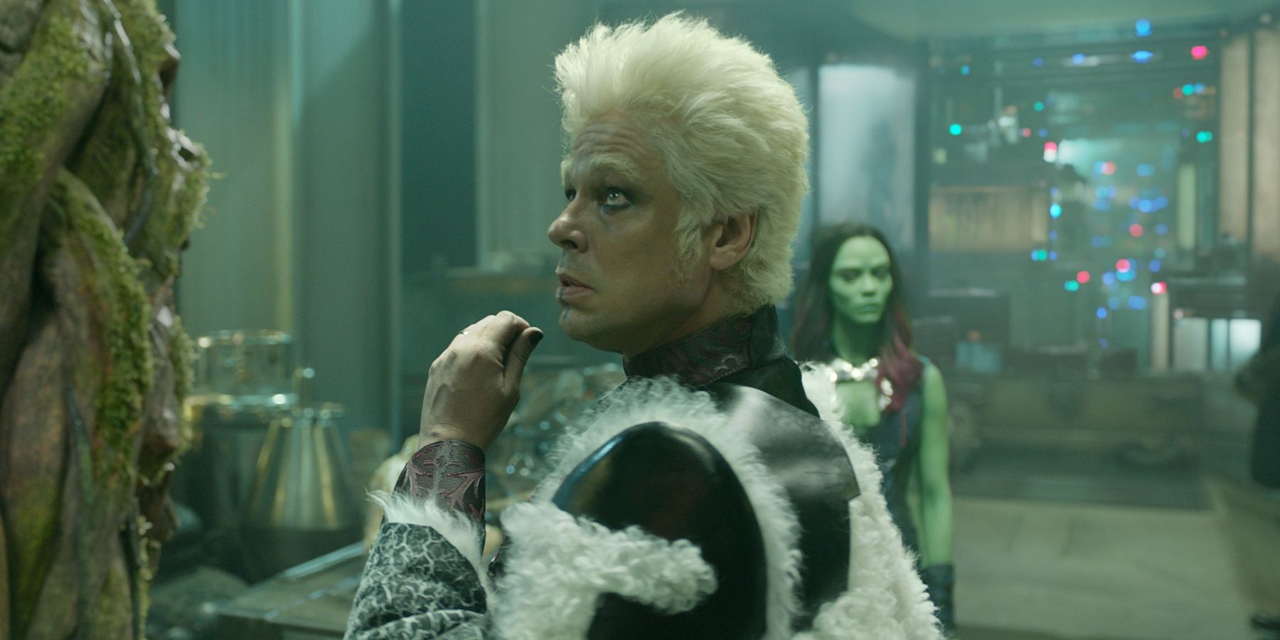 Benicio Del Toro com el col·leccionista de Guardians of the Galaxy Cropped