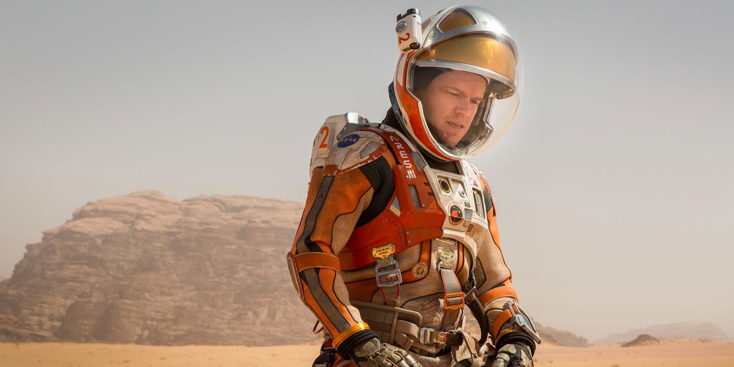 Matt Damon als Mark Watney in een ruimtepak op Mars in The Martian