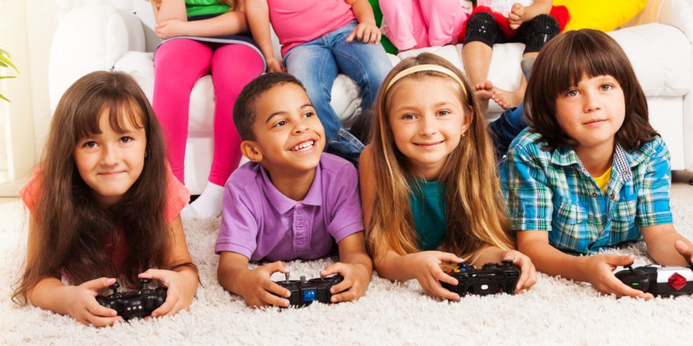Bērni spēlē video spēles