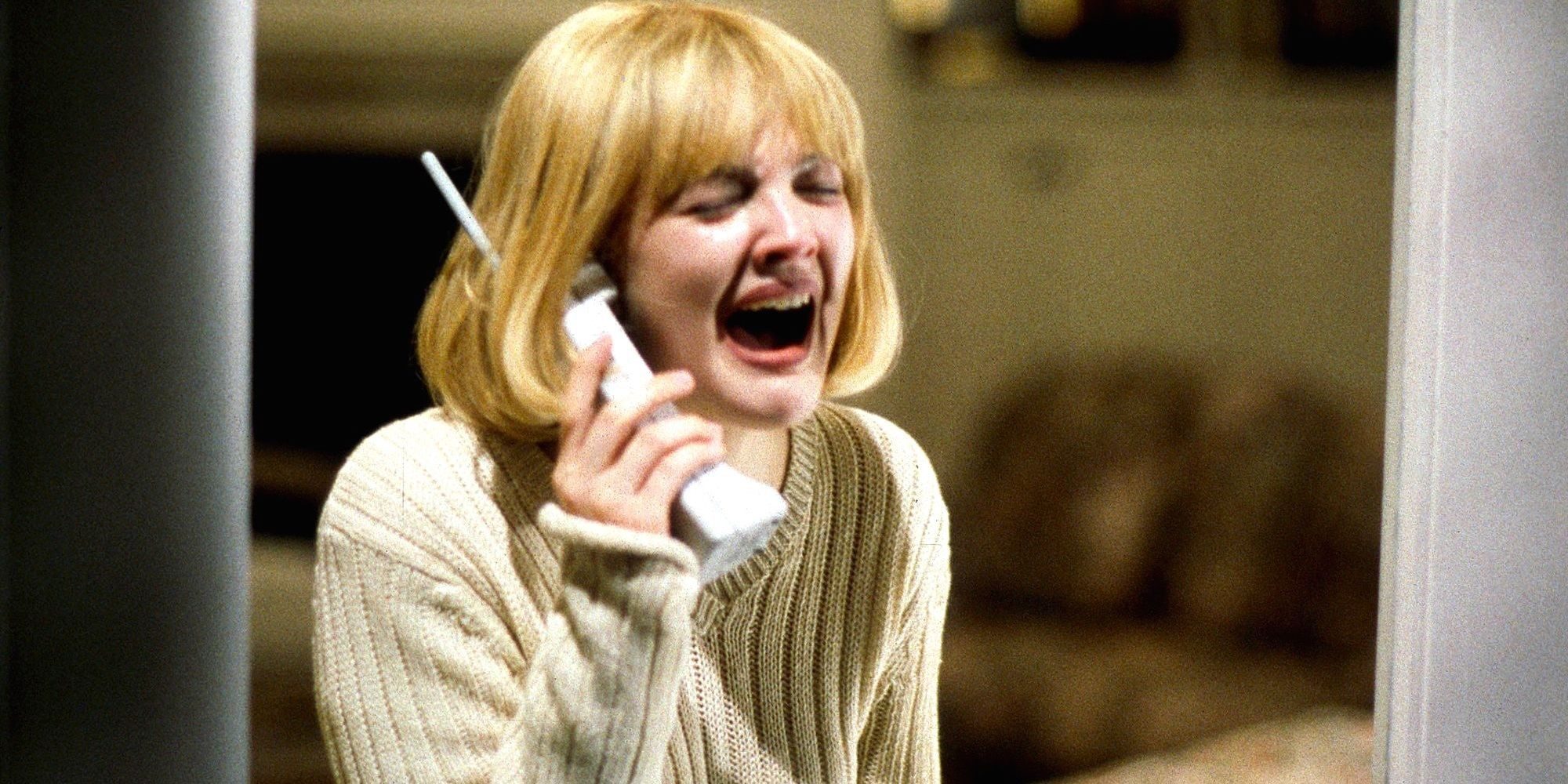 drew-barrymore-as-casey-on-the-phone-in-scream-4577911