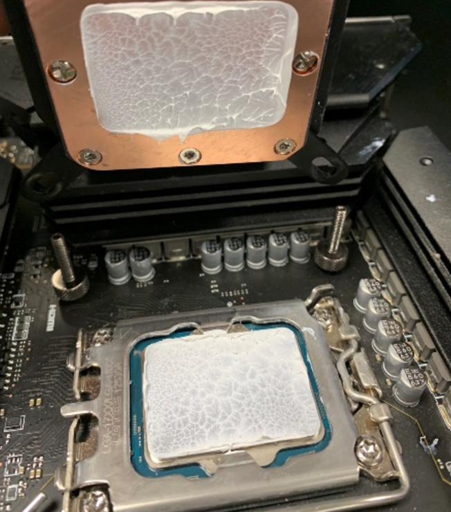 Intel کے Alder Lake LGA 1700 CPUs کے ساتھ مختلف AIO CPU کولرز کا تجربہ کیا گیا، پرانے ماڈلز ناکافی تھرمل رابطہ دکھاتے ہیں۔