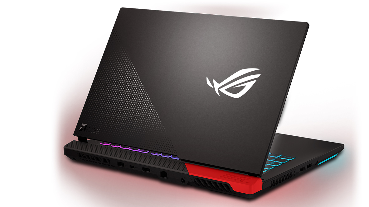 Asus ROG Strix G15 AMD Advantage Edition. Máy tính xách tay chơi game được chụp từ phía sau, cho thấy logo Asus ROG và điểm nhấn màu đỏ ở mặt sau của thiết bị.