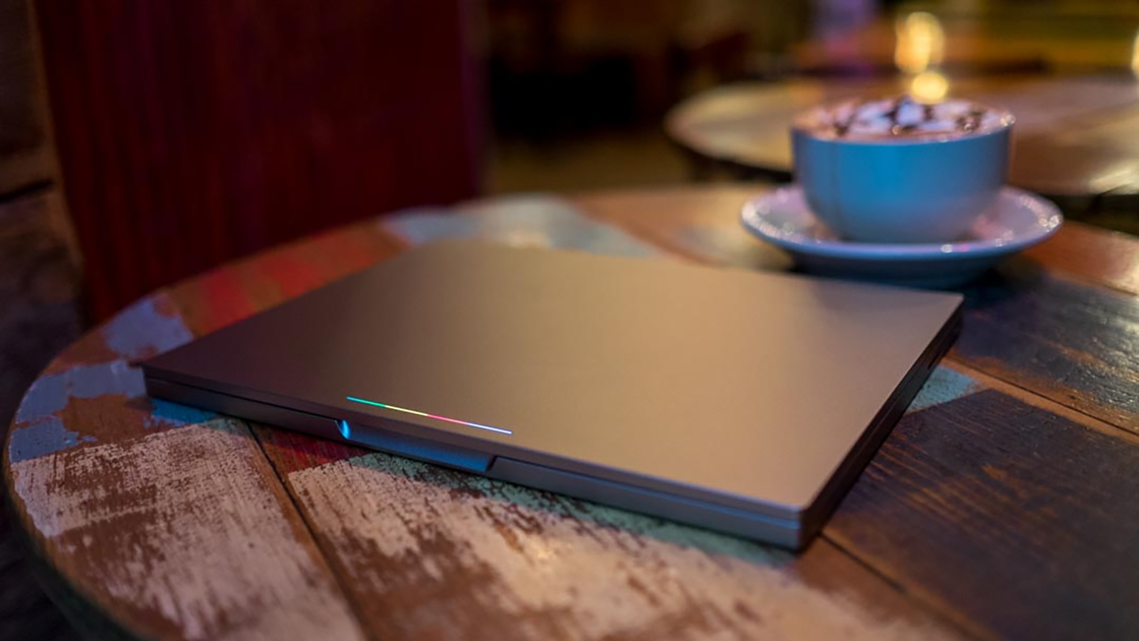 Chromebook Pixel 2015 ir slēgts uz galda.