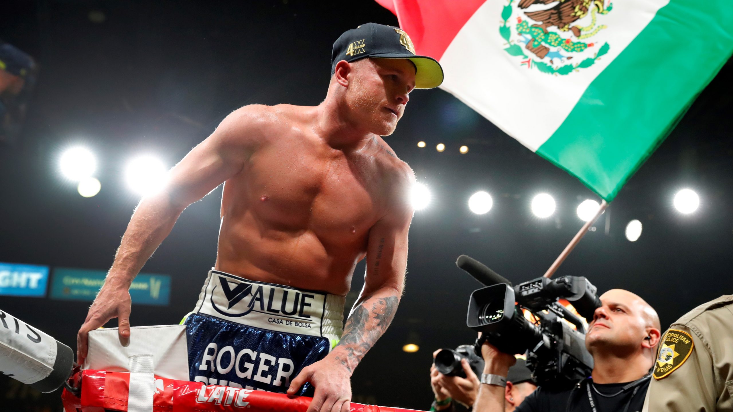 Canelo Alvarez mexikói zászlóval ünnepel a ringben