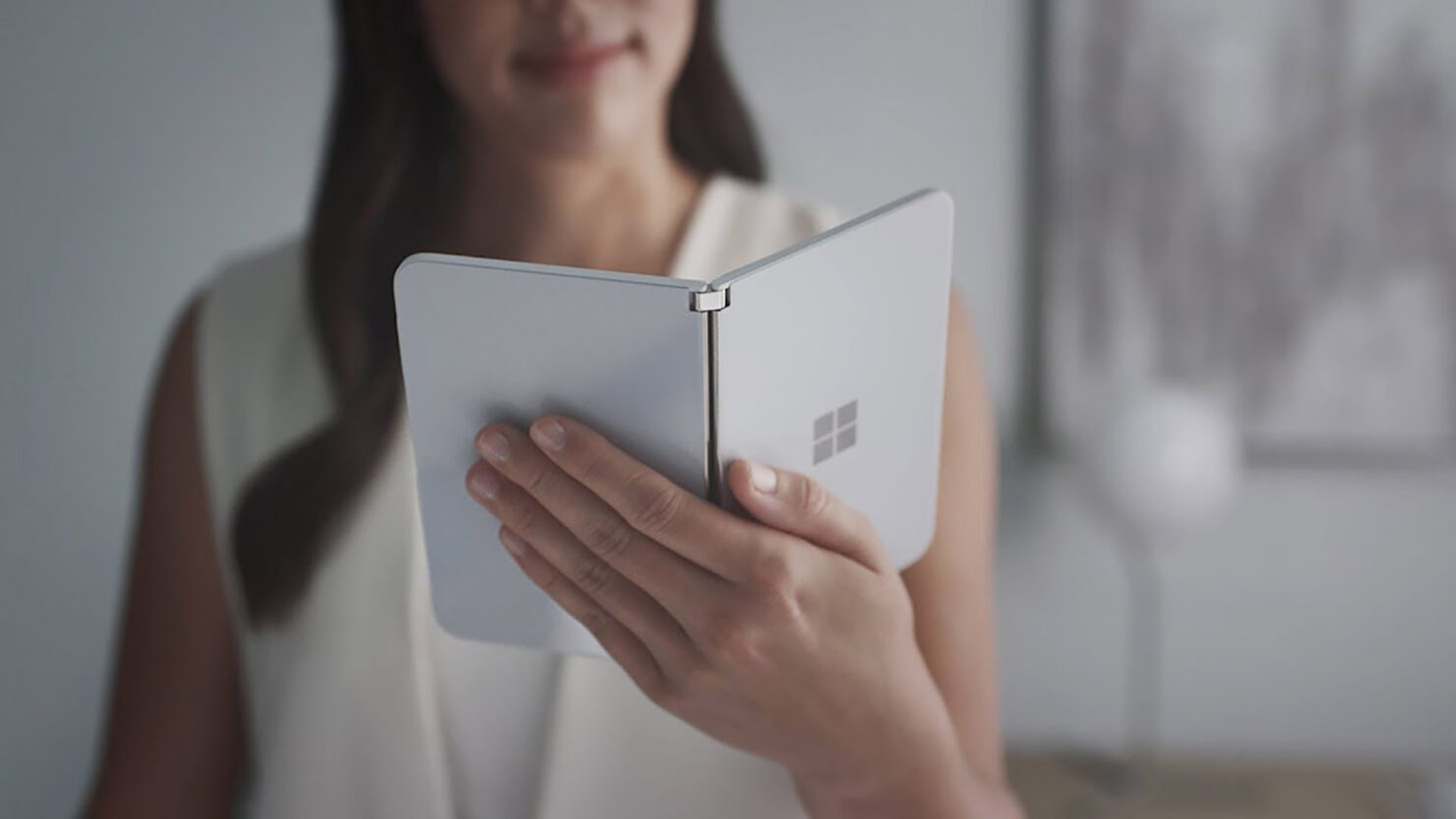 Microsoft는 회사가 '고객 문제를 해결하는 기본 시나리오'에 집중하기를 원했기 때문에 Surface Duo에 NFC가 없다고 설명합니다.