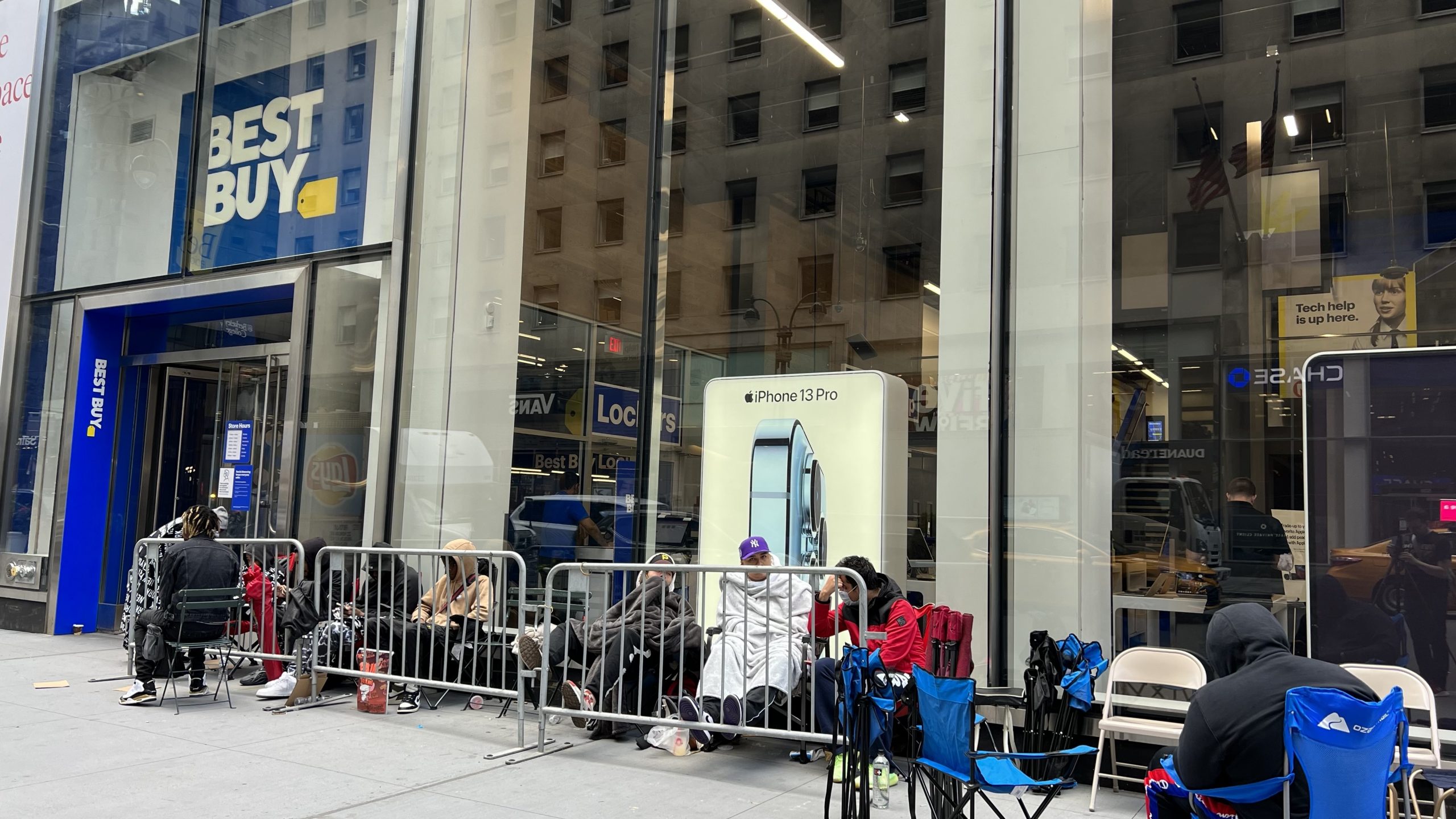 NYC'deki insanlar best Buy'dan yeni bir grafik kartı almak için sıraya giriyor