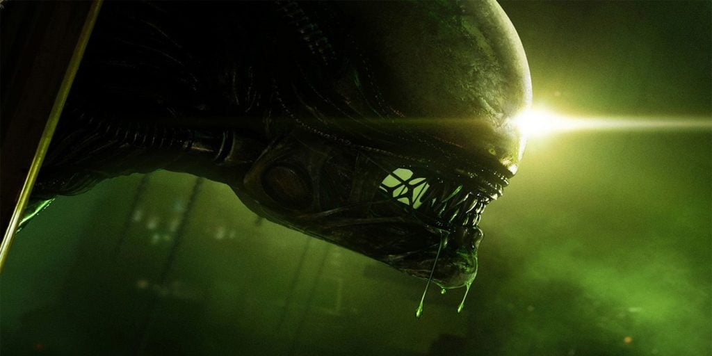 Salgsfremmende billede til videospillet Alien Isolation. Billedet er et nærbillede af en sideprofil af en alien fra spillet, med grønt lys, der fylder rammen.