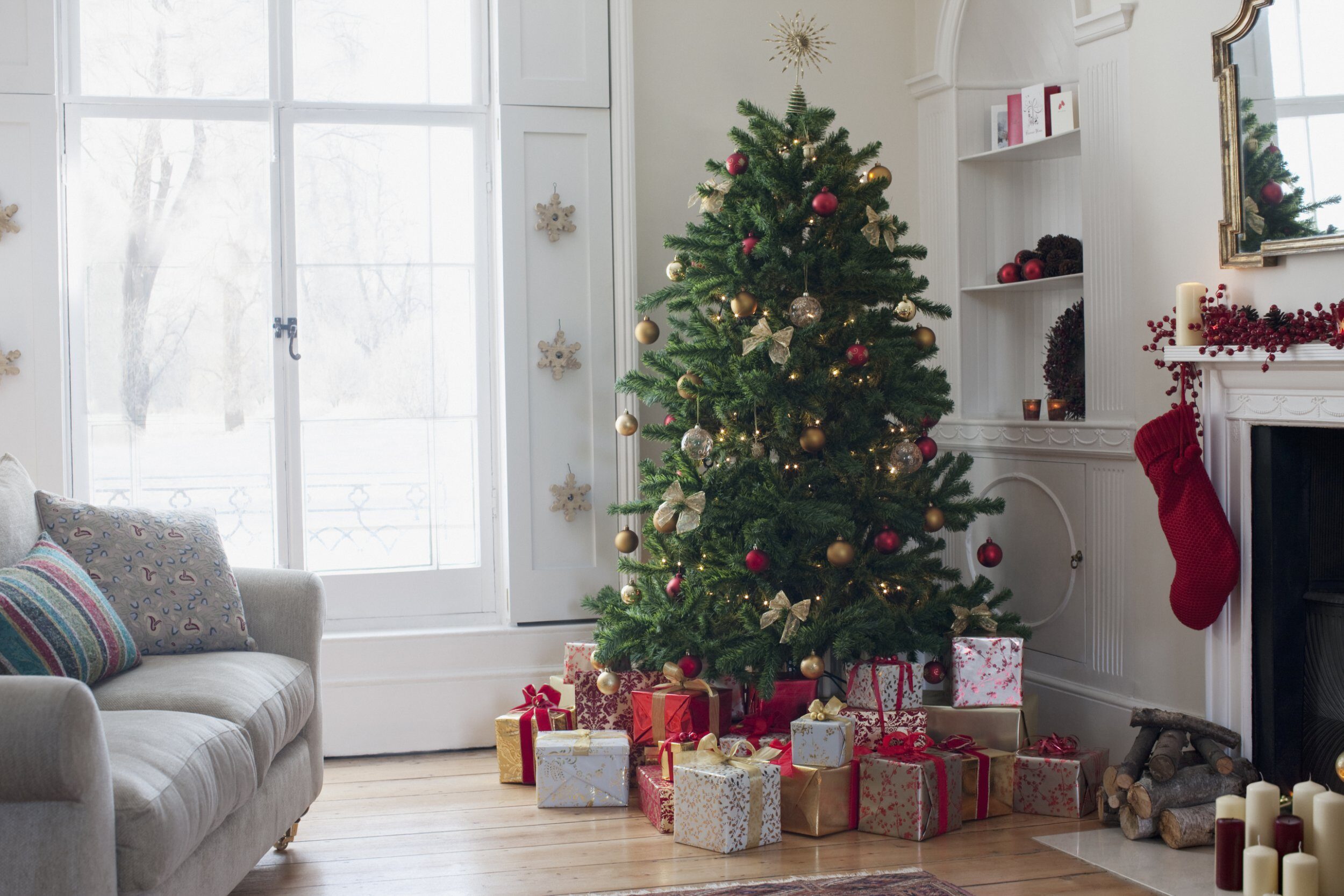 Juletræ omgivet af gaver